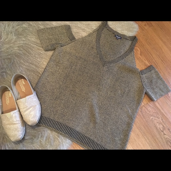 Splendid cold shoulder sweater size large - Picture 2 of 6